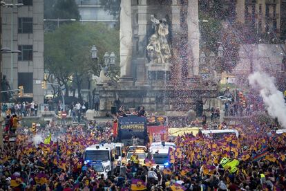 Els jugadors del Barça celebren la victòria amb els seguidors pels carrers de Barcelona.