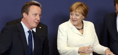 David Cameron y Angela Merkel, ayer en Bruselas.