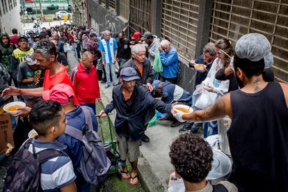 En São Paulo, personas en condición de calle hacen fila para recibir alimentos de un grupo de voluntarios, el 21 de octubre del 2022.