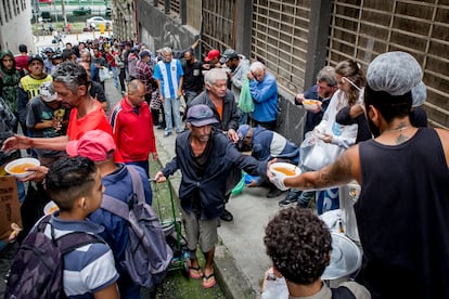 En São Paulo, personas en condición de calle hacen fila para recibir alimentos de un grupo de voluntarios, el 21 de octubre del 2022.