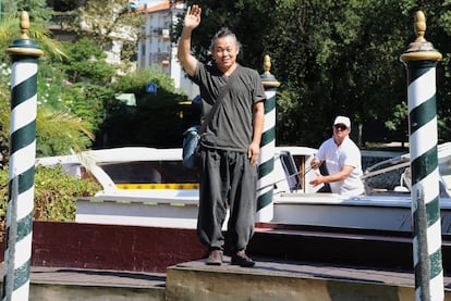 El director surcoreano Kim Ki-duk sonríe a su llegada al Lido de Venecia, donde presenta su película 'Moebius'
