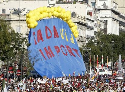 "Cada vida importa", se puede leer en una gran pancarta en la plaza Cibeles de Madrid.