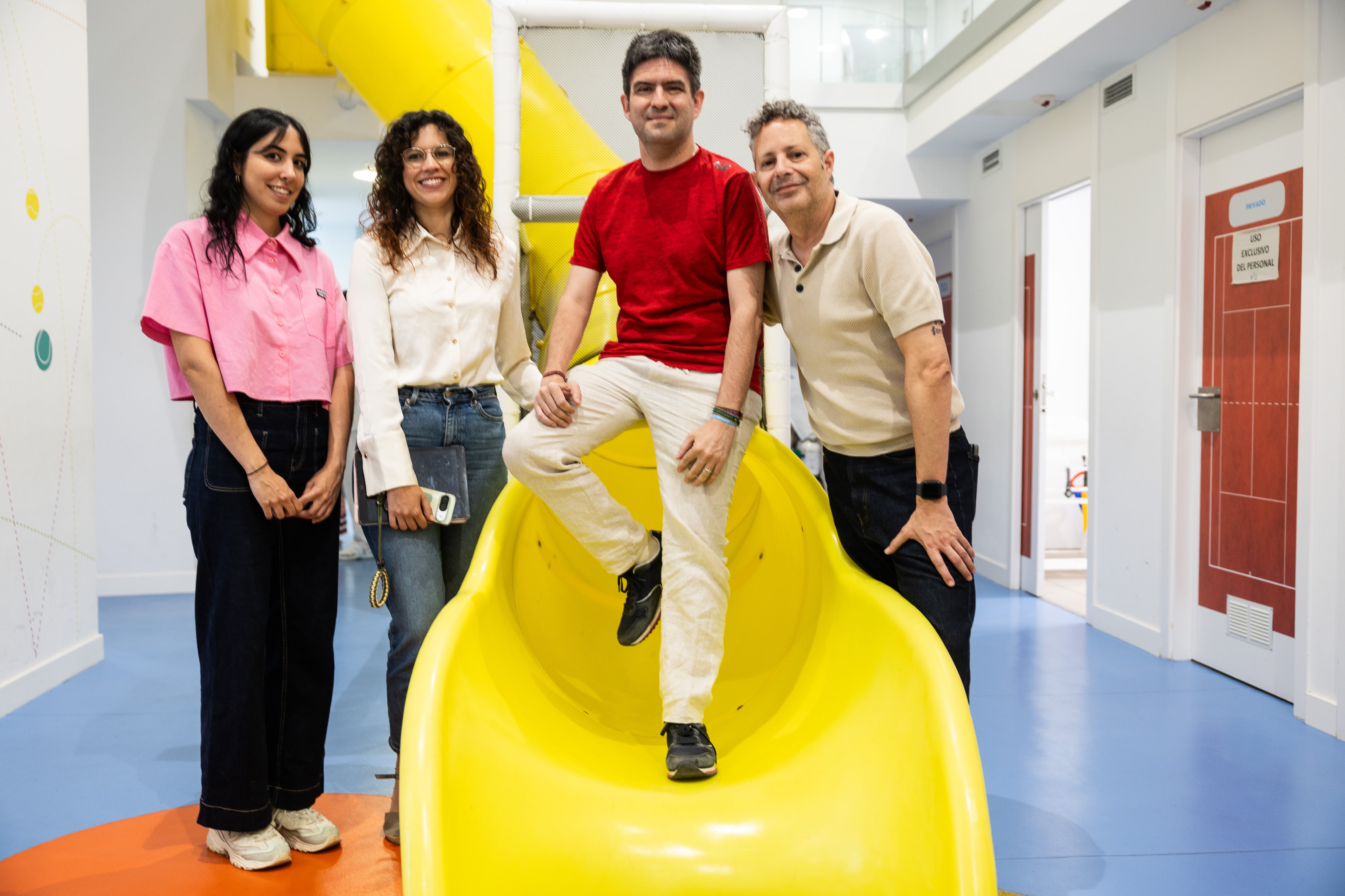La maestra de Educación Infantil Cristina López Santiago, la psicóloga Gala Secchi, el maestro Julio Casanova, y el director del Aula Hospitalaria Miguel Pérez, en el Hospital Niño Jesús, en Madrid, en junio de 2026.