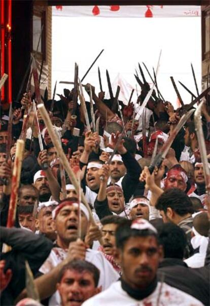 Miles de chiíes marchan por Kerbala en la festividad de la Ashura.