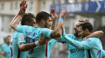  El delantero uruguayo del Barcelona Luis Suárez celebra con sus compañeros.