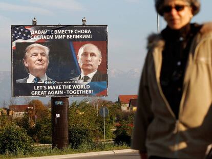Una mujer pasa frente a un cartel que representa a Donald Trump y Vladimir Putin, este mi&eacute;rcoles en Danilovgrad (Montenegro).