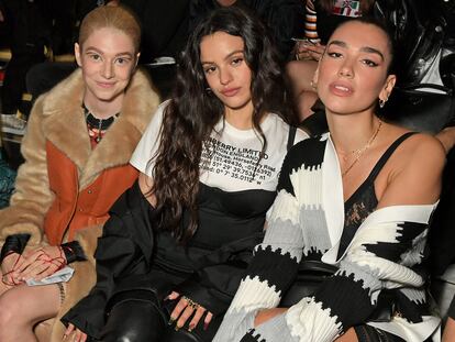 Rosalía en el 'front row' junto a Dua Lipa y la actriz Hunter Schafer ('Euphoria').