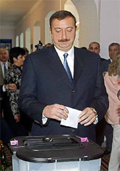 El primer ministro de Azerbaiyán y candidato a sustituir a su padre en la presidencia, en el momento de votar en Bakú.