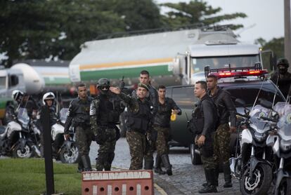 Em Duque de Caxias,  militares escoltam caminhões com combustível. Um dia após anunciar um acordo com a categoria, mas não ver a greve acabar, Governo Michel Temer autorizou o uso das Forças Federais (que engloba a Força Nacional e as Forças Armadas), para liberar rodovias bloqueadas. 