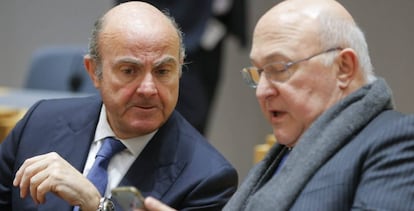 El ministro de Economía, Luis de Guindos, conversa con el ministro de Finanzas francés, Michel Sapin, este jueves.