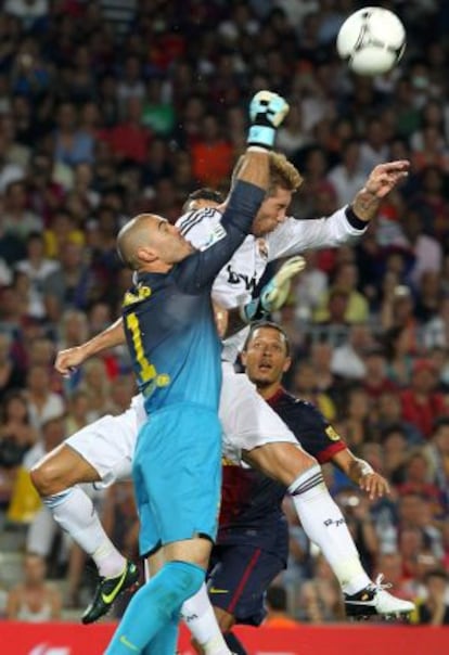 Valdés, ante Ramos, en un clásico.