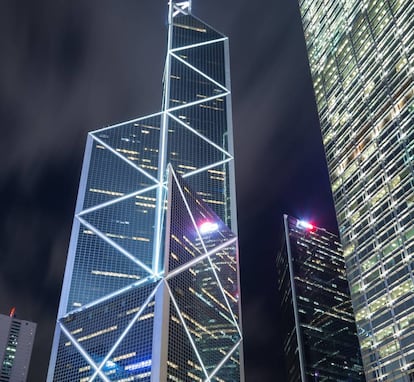 El Bank of China Tower en Hong Kong. La estructura está compuesta por cinco columnas principales que soportan el edificio, cuenta con 72 plantas y mide 367 metros de altura.
