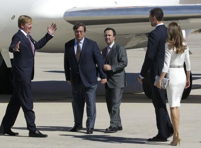 Guillermo Alejandro de Holanda saluda efusivamente a los pr&iacute;ncipes de Asturias a su llegada a Torrej&oacute;n.