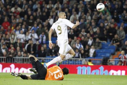 Tras un pase de Di María, Benzema se plantó solo ante Diego López y picó la pelota por encima del guardameta.