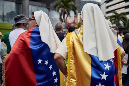 Dos monjas protestan en Los Palos Grandes, en Caracas.