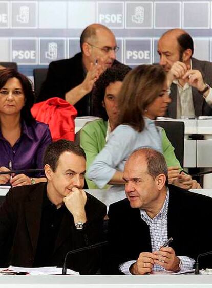 Rodríguez Zapatero y Chaves, en la reunión del Comité Federal.