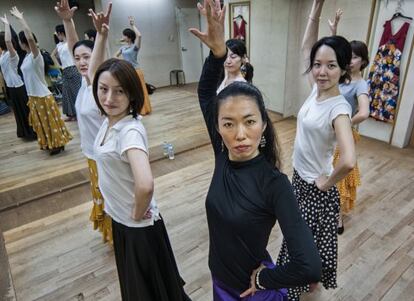 La japonesa Shiho Hatano, 'La Gambita', dirige una clase en una escuela de flamenco en Yokohama.