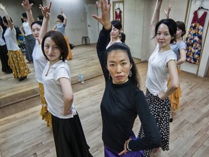 La japonesa Shiho Hatano, 'La Gambita', dirige una clase en una escuela de flamenco en Yokohama.