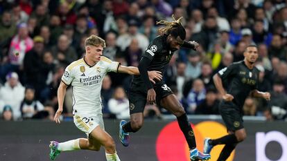 Nico Paz lucha con Zambo Anguissa por un balón durante el Real Madrid-Nápoles del pasado miércoles.