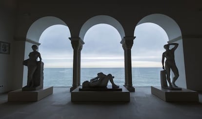 Una de les sales més espectaculars del Museu de Maricel, amb vistes sobre el mar i tres grans escultures noucentistes.