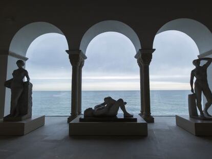 Una de les sales m&eacute;s espectaculars del Museu de Maricel, amb vistes sobre el mar i tres grans escultures noucentistes.