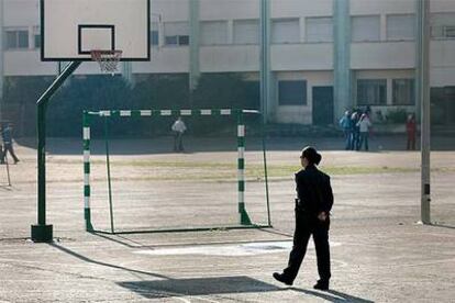 Un guardia vigila el patio del colegio Antonio Machado, en La Línea de la Concepción.