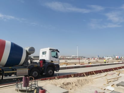 Vehículo de Cemex en el Aeropuerto de Barajas (Madrid).