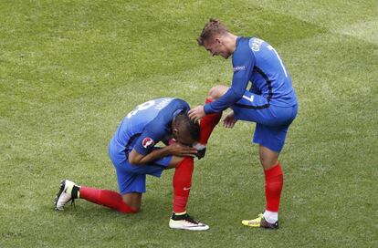 Payet besa la bota de Griezmann tras uno de sus goles a Irlanda.