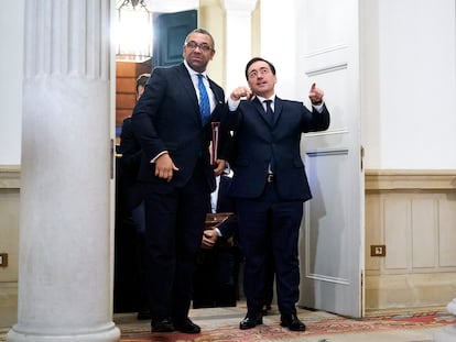 El ministro de Asuntos Exteriores, José Manuel Albares (a la derecha), se reúne con su homólogo británico, James Cleverly, en el Ministerio de Asuntos Exteriores, este miércoles en Madrid.