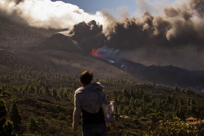 Panorama que ofrece el volcán de Cumbre Vieja, este miércoles. El presidente de Canarias, Ángel Víctor Torres, ha explicado en una entrevista en la cadena Cope que hay “daños tremendos en carreteras y casas, pero esa lava ya tiene un tránsito hacia el mar” y espera que esa vía facilite que se dejen de ensanchar las coladas en tierra, de manera que se frene la destrucción de edificios.