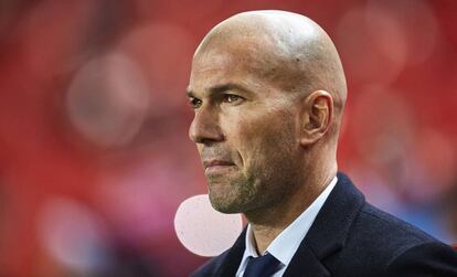 Zidane, serio, durante el partido contra el Sevilla, su primera derrota en 40 partidos. 