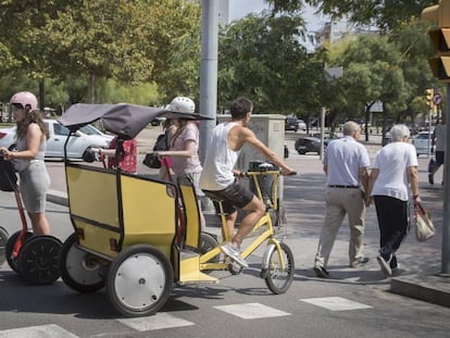 Un bicitaxis se dirige hasta la Barceloneta