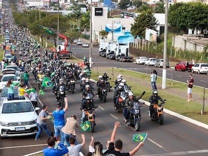 O presidente Jair Boisonaro lidera 'motociata' de apoiadores em Chapecó, Santa Catarina, neste sábado.