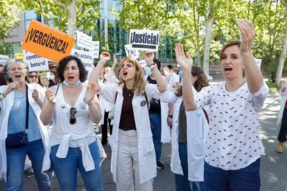 Protesta contra la temporalidad entre los sanitarios de Madrid, este martes en ante la Asamblea de la Comunidad.