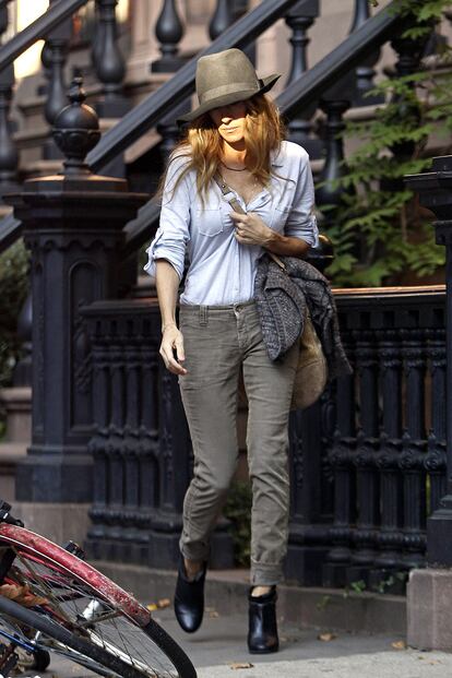 Sarah Jessica Parker utiliza su fedora para pasar desapercibida.