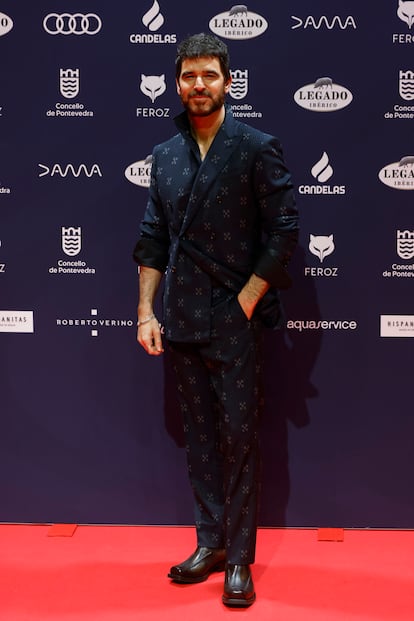 El actor Alfonso Bassave, con un traje estampado.