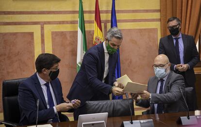 El vicepresidente de la Junta, Juan Marín (i), y el consejero de Hacienda, Juan Bravo (c), durante la firma del acuerdo para aprobar los Presupuestos de 2021 con el portavoz del grupo parlamentario de Vox, Alejandro Hernández (d).