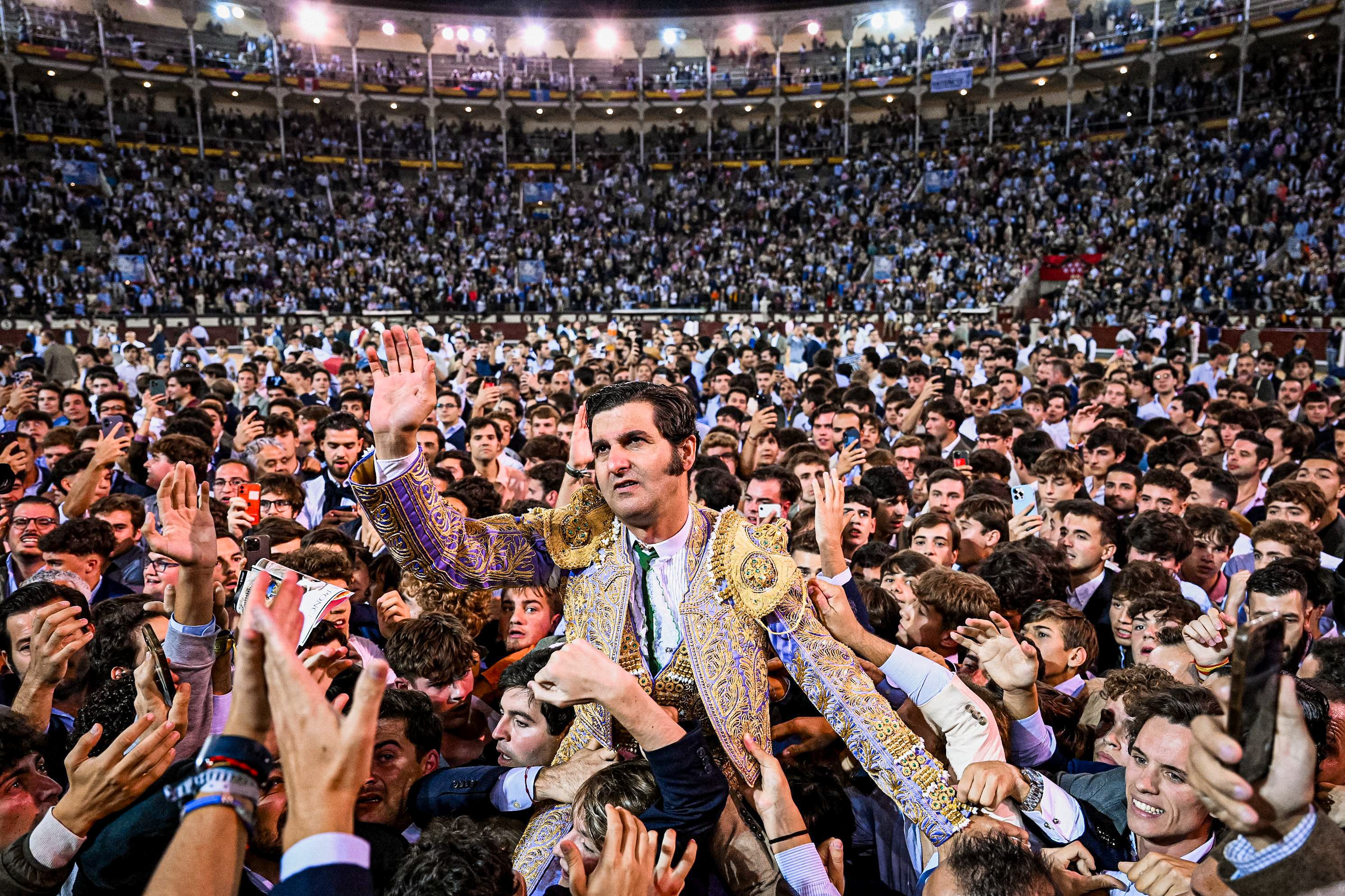 Morante, a hombros, el pasado 12 de octubre en la plaza de Las Ventas.