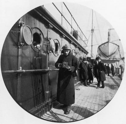George Eastman, a bordo del 'Gallia', con una de sus primeras cámaras, es fotografiado por el pintor Frederick Church en 1890, usando también una de ellas. Eastman es el fundador de Kodak que, con el desarrollo de la película y cámaras de sencillo manejo, permitió la primera gran democratización de la fotografía.