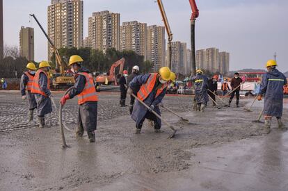 En esta foto del martes 28 de enero, albañiles trabajan en el nuevo hospital de campaña temporal Huoshenshan que se está construyendo en Wuhan, en la provincia central china de Hubei.
