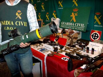 Algunos objetos incautados a los nazis de Frente Antisistema en 2005.