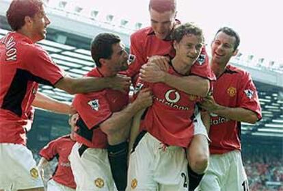 Solskjaer celebra su gol de ayer con compañeros del Manchester.