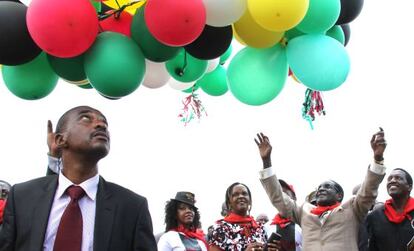 Mugabe (con los brazos en alto), lanza unos globos por la celebración de su 89 cumpleaños.