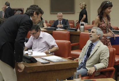 El portavoz adjunto del PP en el Congreso, Rafael Hernando, conversa con el diputado de IU Gaspar Llamazares antes de la sesión de la Diputación Permanente.