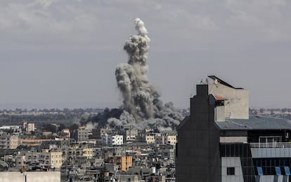 El humo se eleva sobre Rafah tras el ataque israelí de este lunes.