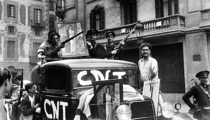 Membres de la CNT i guàrdies d'assalt, als carrers de Barcelona el 19 de juliol del 1936.