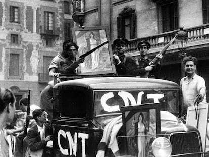 Miembros de la CNT y guardias de asalto, en las calles de Barcelona el 19 de julio de 1936.