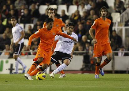 Vela controla el balón ante la presión de Banega