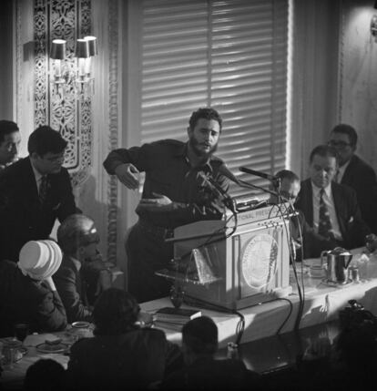 Fidel Castro gesticula desde el atril dirigiéndose a los miembros del "National Press Club" durante un almuerzo mantenido en su sede de Washinton el día 20 de abril de 1959. "Estamos en contra del comunismo y de toda clase de dictaduras", fue una de las frases pronunciadas por Fidel Castro en esa ocasión.