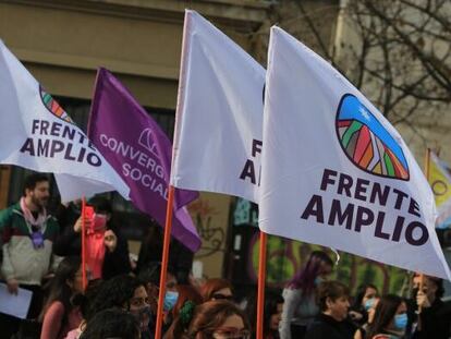 Banderas del Frente Amplio en las calles de Santiago.